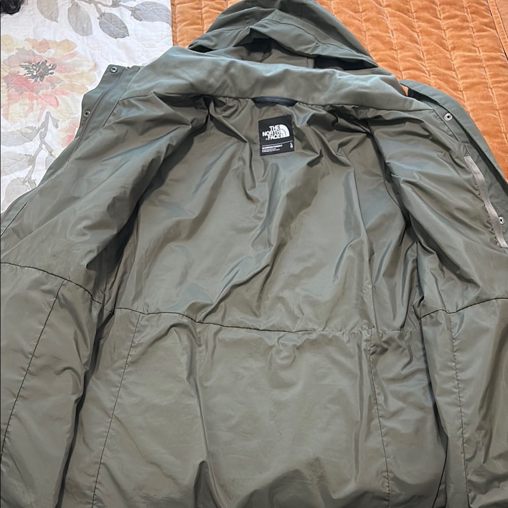 The North Face Green Dry Vent Rain Coat with Sleek Silhouette - Picture 8 of 10